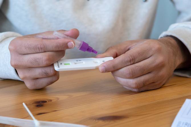 Usuario de Diagnose Reactivo utilizando su prueba antidoping