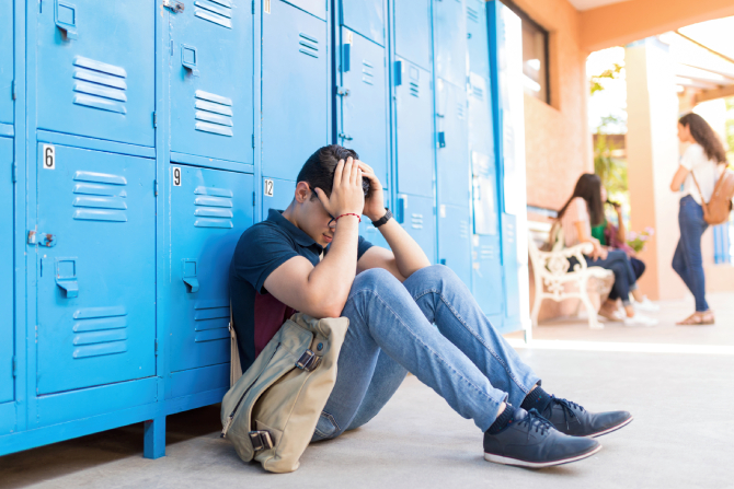 Descubre cómo prevenir las adicciones en el entorno educativo. 