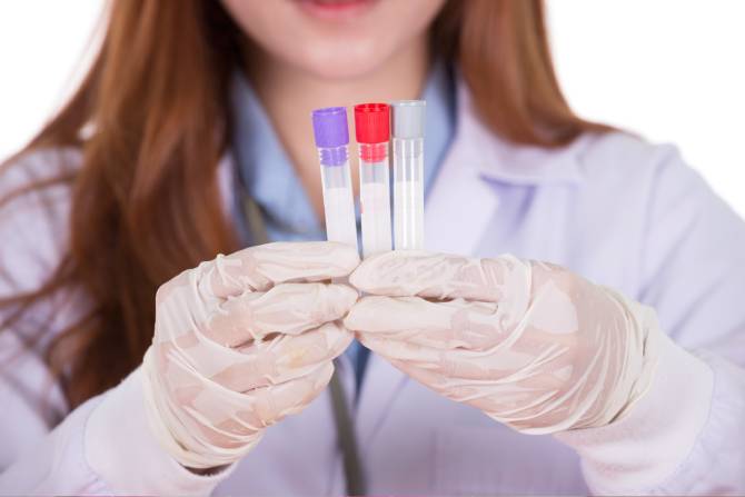 Doctora tomando 3 muestras toxicológicas. 