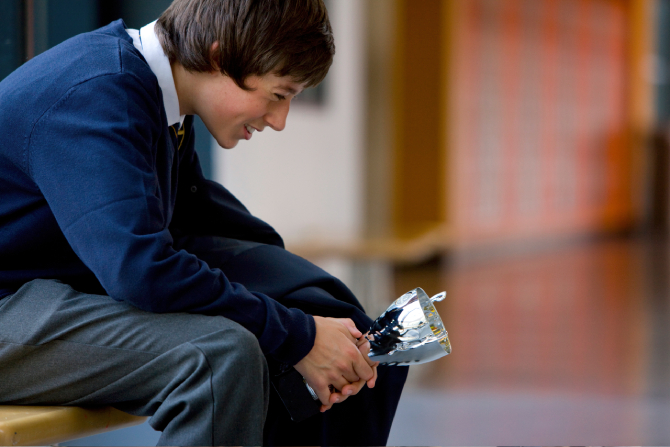Estudiante sentado esperando los resultados después de haber hecho la prueba antidoping. 