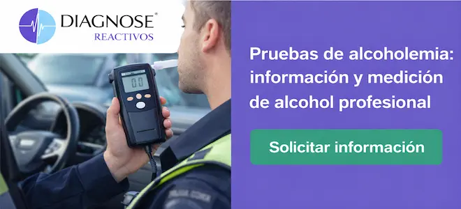 Policía realizando prueba de alcoholemia con alcoholímetro profesional, servicio Diagnose Reactivos