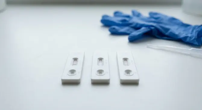 Interpretación de resultados de prueba serológica rápida tipo cassette: positivo, negativo e indeterminado