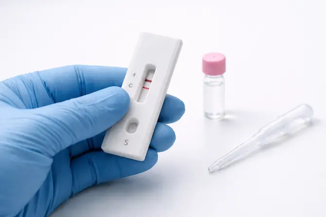 Pruebas diagnosticas rápidas tipo cassette sobre superficie de laboratorio clínico, utilizada para medir sensibilidad y especificidad en el proceso diagnóstico